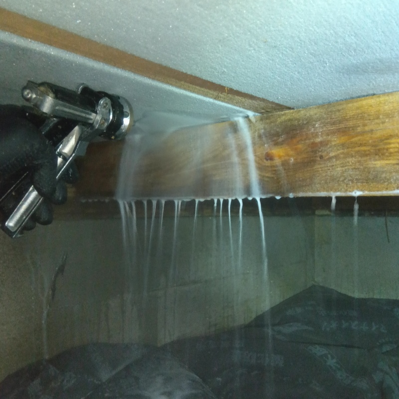 床下の木材にシロアリ駆除剤を散布