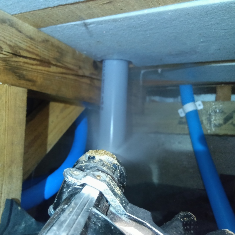 床下の木材にシロアリ駆除剤を散布