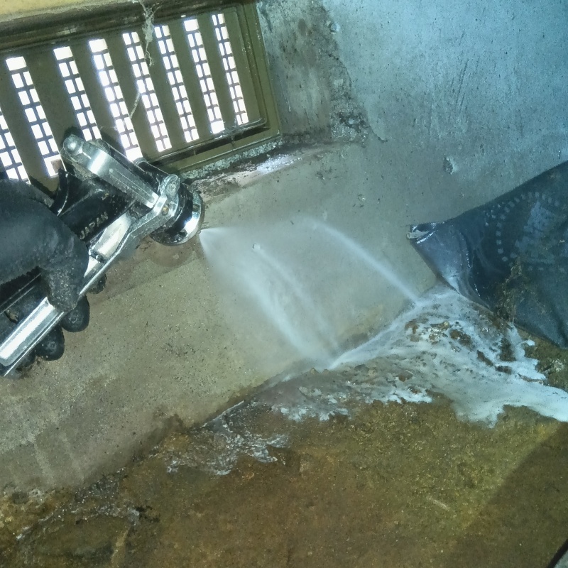 床下の地面にシロアリ駆除剤を散布