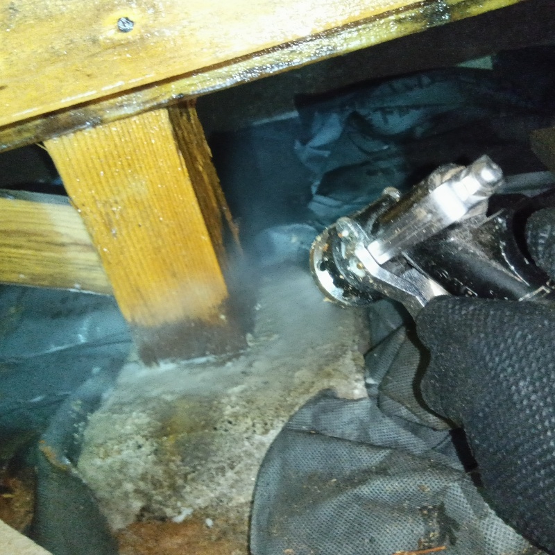 束石まわりにシロアリ駆除剤を散布