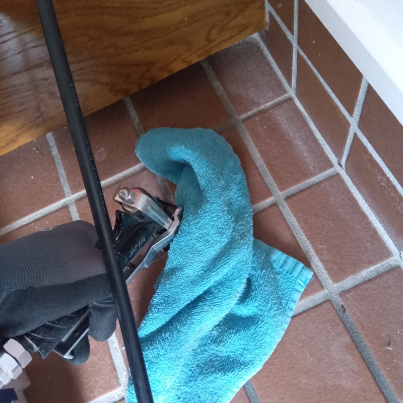 床にシロアリ駆除剤を注入