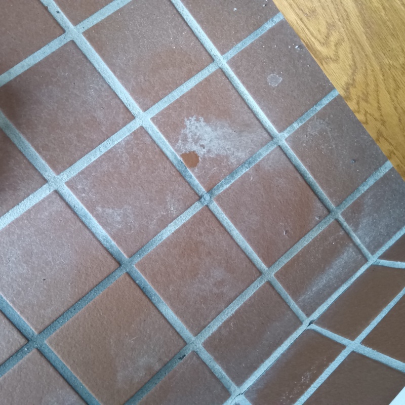 開けた穴を修復した様子