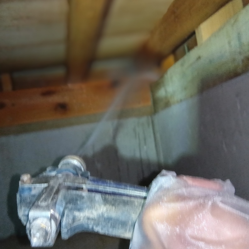 床下の木材シロアリ駆除剤を散布