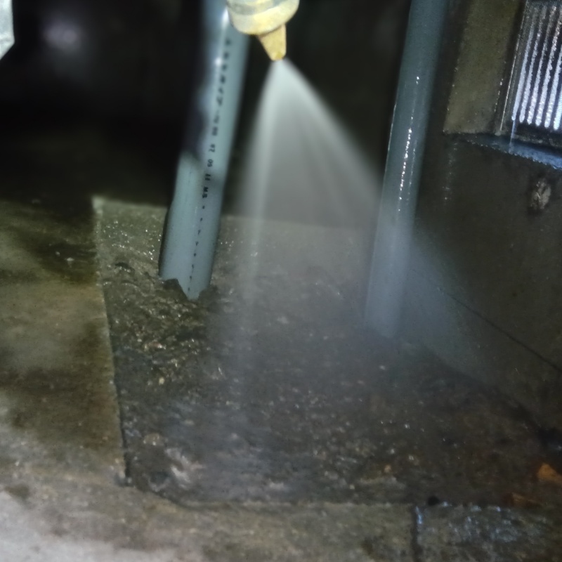 地面にシロアリ駆除剤を吹き付ける様子