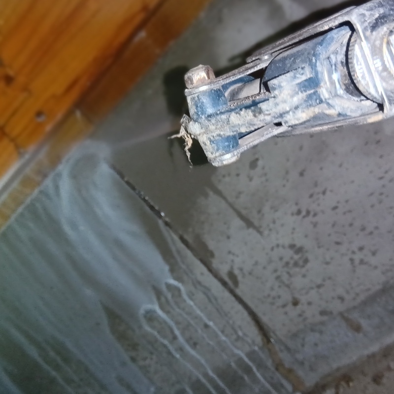 基礎部分にシロアリ駆除剤を散布