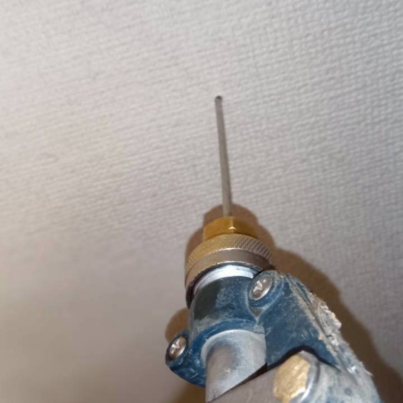 壁内にシロアリ駆除剤を注入している様子