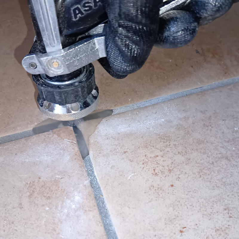 玄関床のタイルの目地に穴を開けて防蟻剤を注入