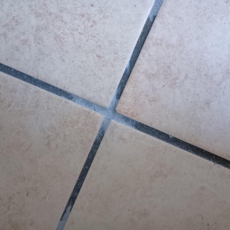 開けた穴を補修