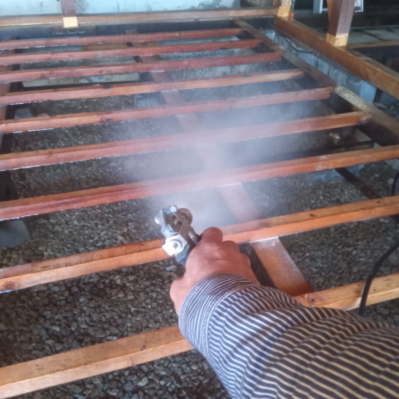 床下の木材に防蟻剤を散布