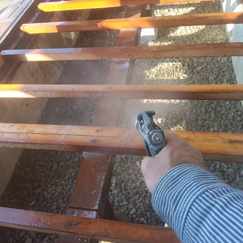 床下の木材に防蟻剤を散布