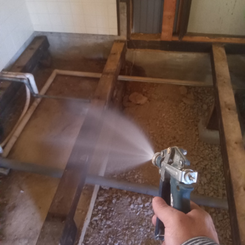 床下の地面に防蟻剤を散布