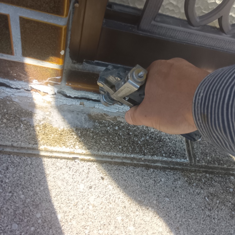 地面に防蟻剤を注入