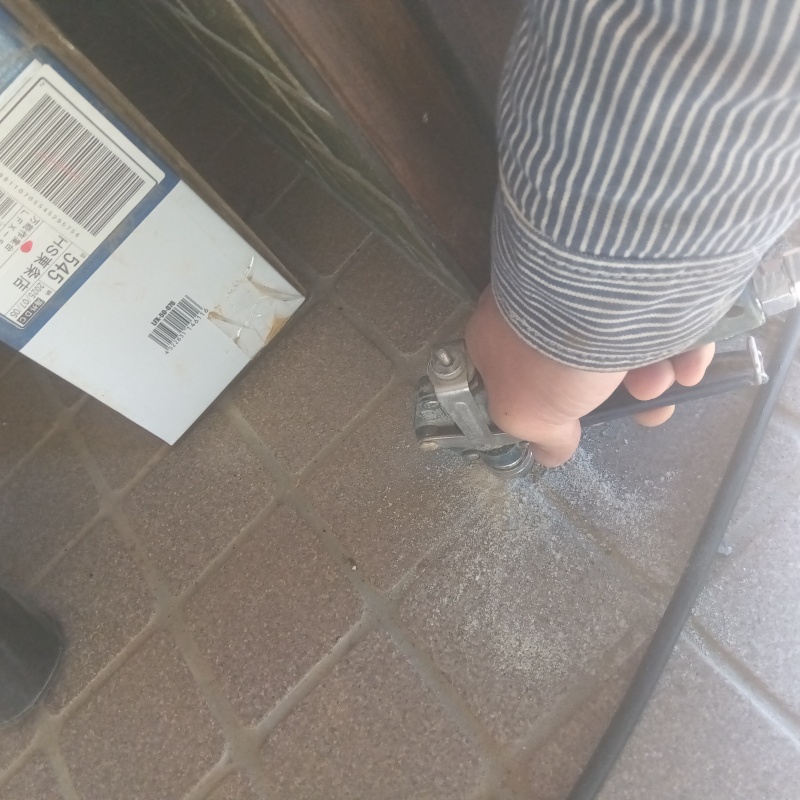 地面に防蟻剤を注入