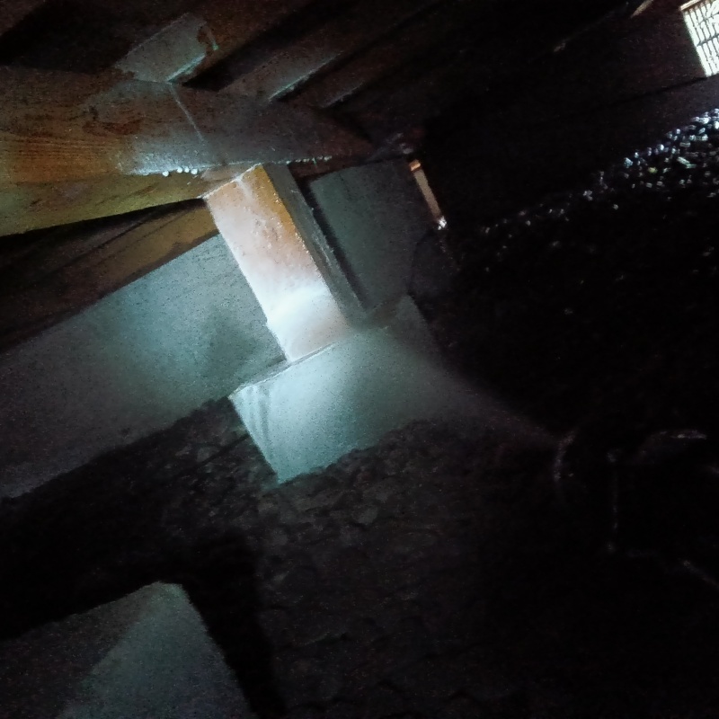 木製の床束と束石が接する部分にシロアリ駆除剤を散布