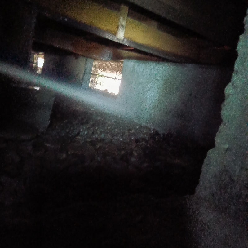 床下の土壌にシロアリ駆除剤を散布