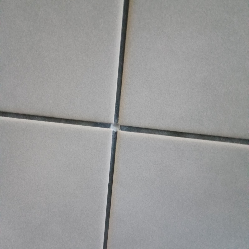 開けた穴をパテで補修