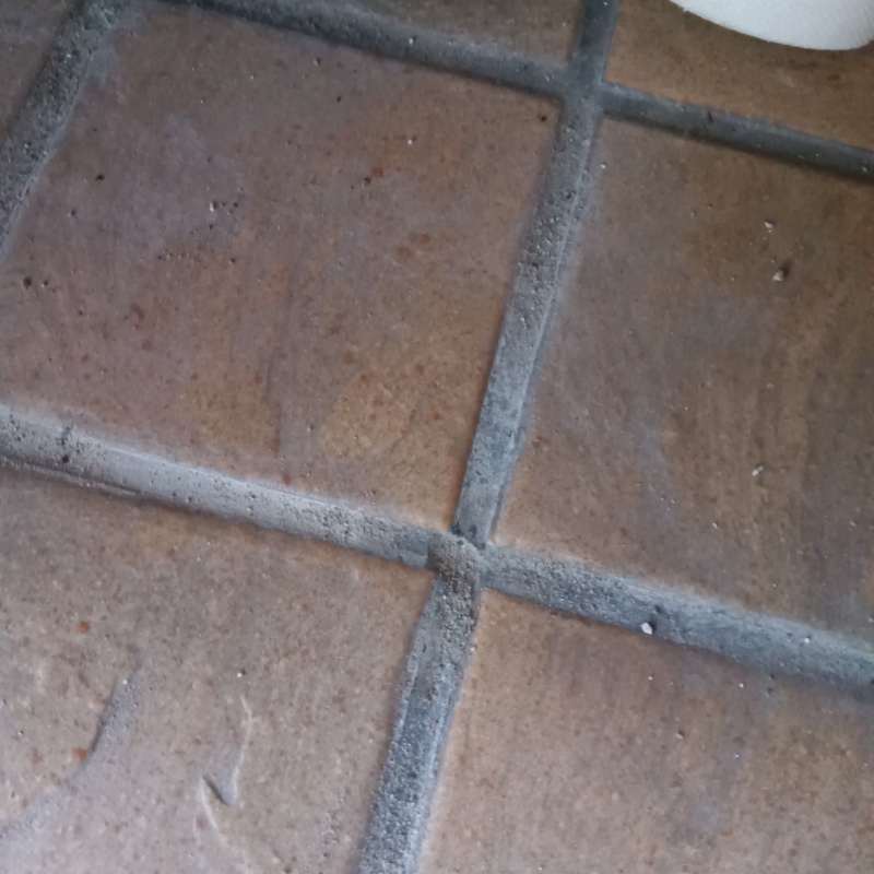 開けた穴をパテで補修