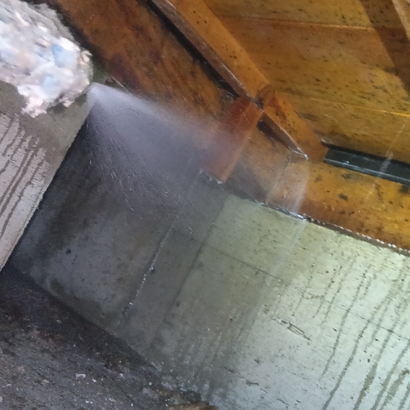 床下基礎と木材が接する部分にシロアリ駆除剤を散布