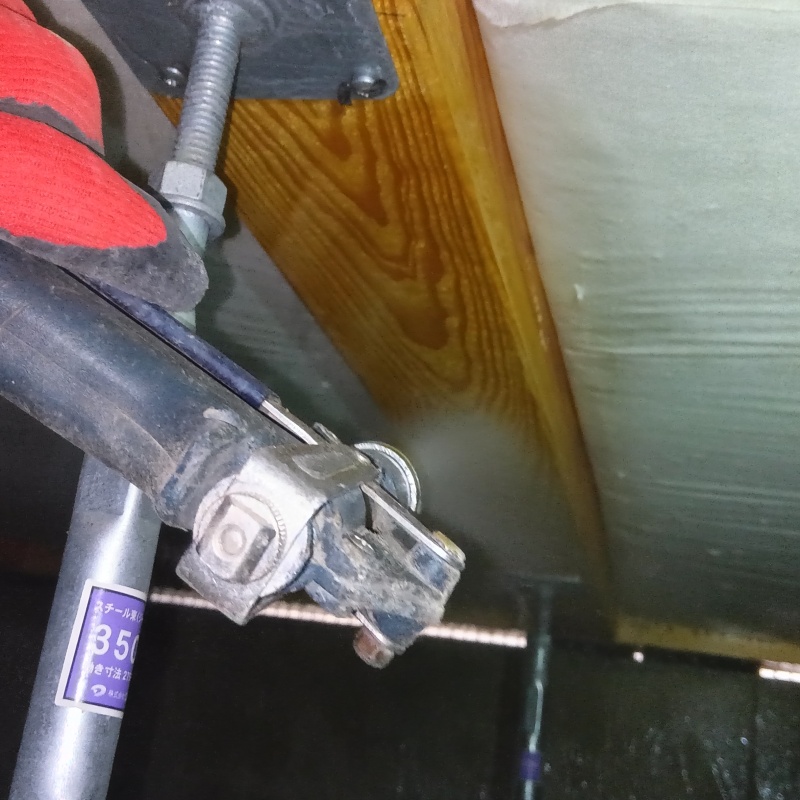 床下の木材に防蟻剤を散布