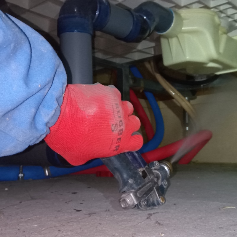 床下の木材に防蟻剤を散布