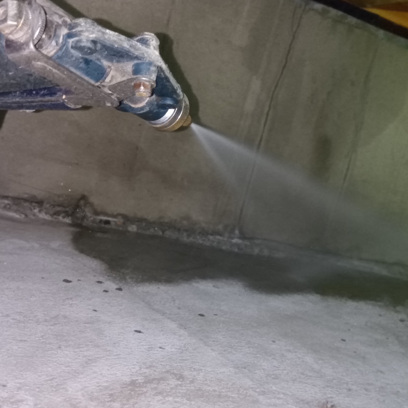 床下の地面に防蟻剤を散布