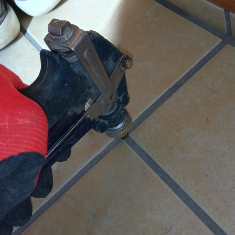 床に防蟻剤を注入