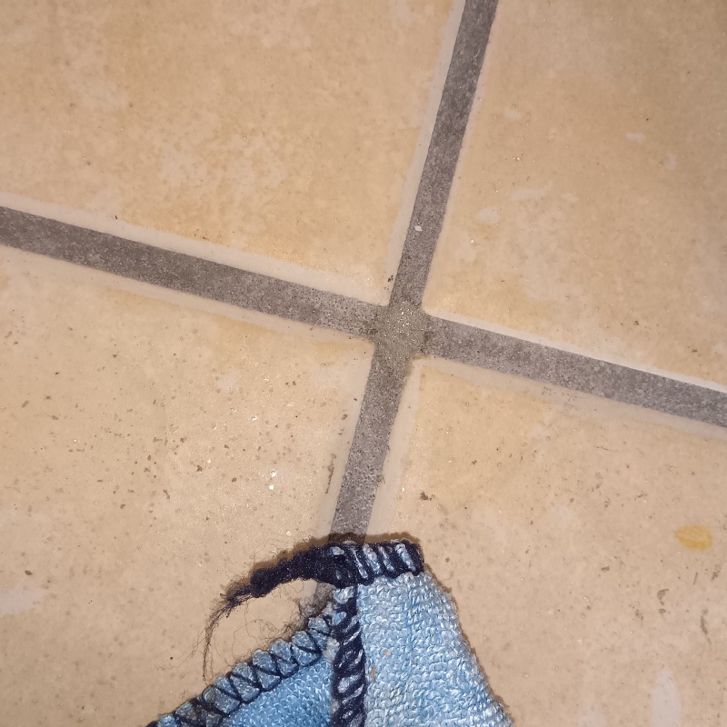 開けた穴を修復した様子