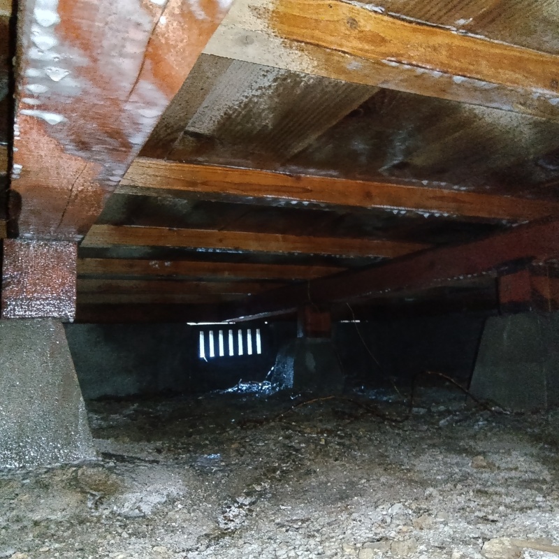 床下の土壌に防蟻剤を散布したあとの様子