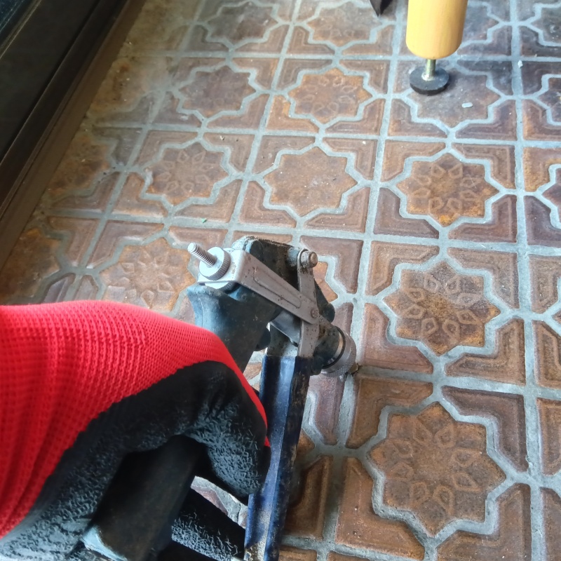 玄関床のタイルの目地から防蟻剤を注入