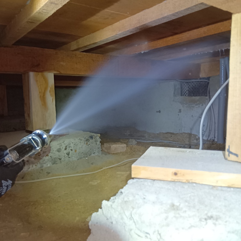 床下の木材にシロアリ駆除剤を散布