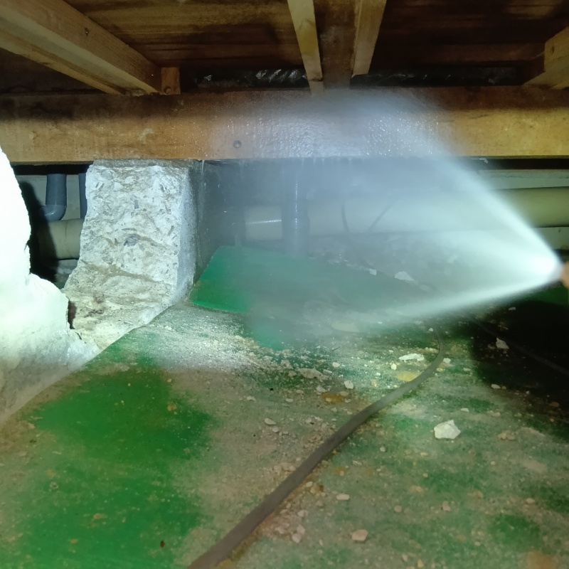 床下の木材にシロアリ駆除剤を散布