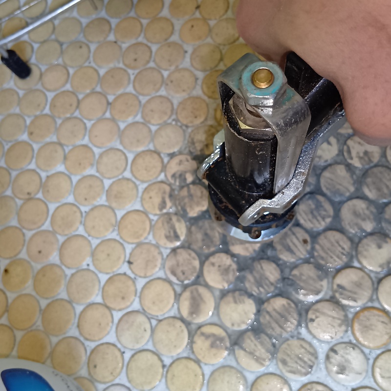 床にシロアリ駆除剤を注入