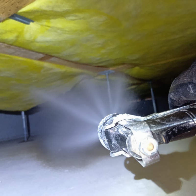 床下の木材に防蟻剤を散布