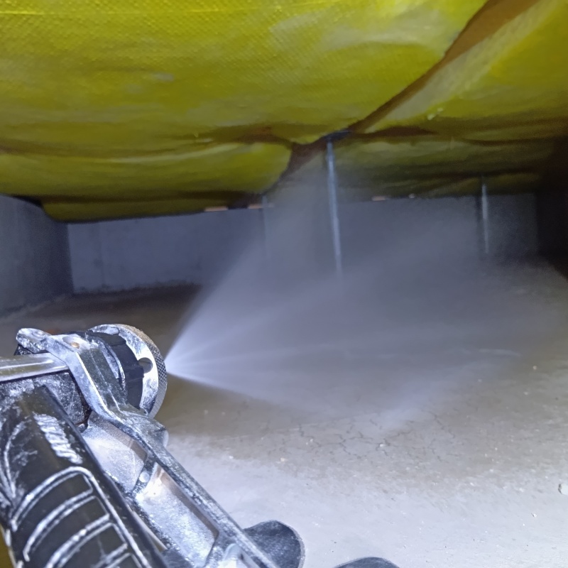 床下の木材に防蟻剤を散布