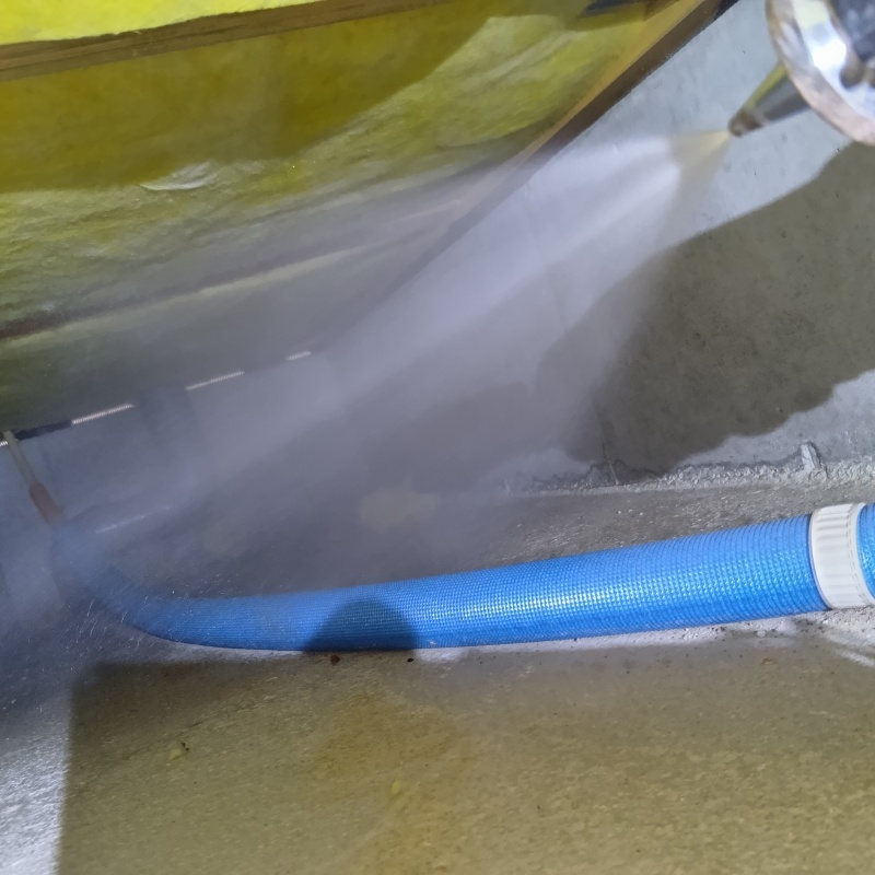 床下の地面に防蟻剤を散布