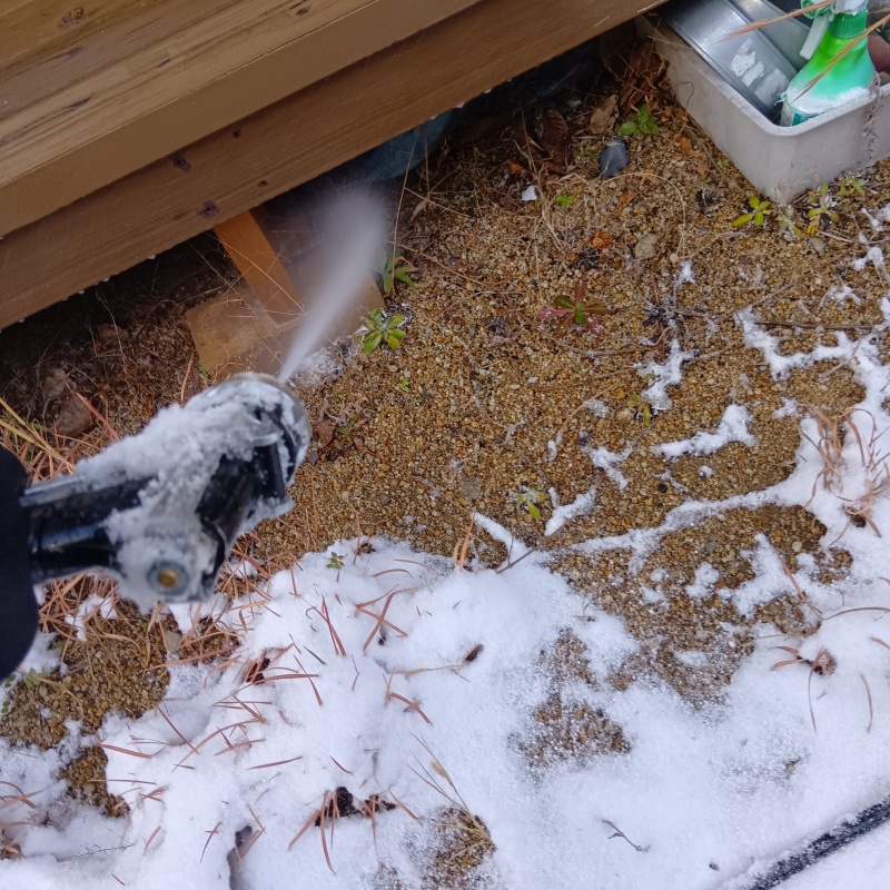 建物の外周に防蟻剤を散布