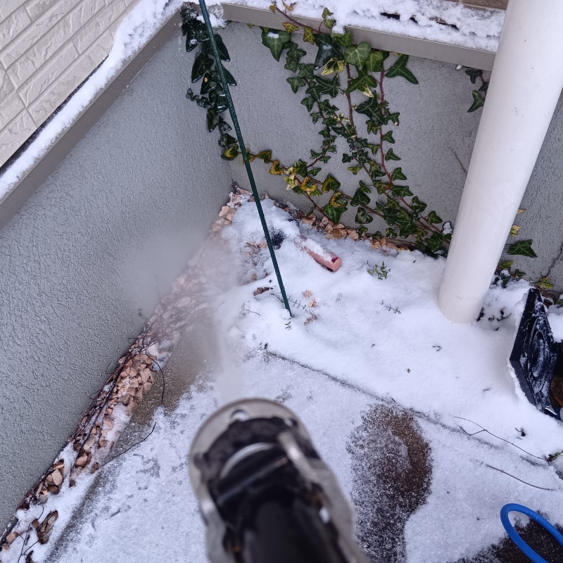 建物の外周に防蟻剤を散布