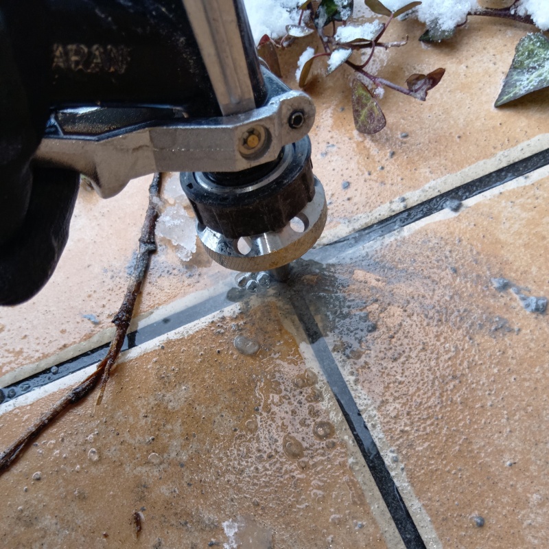 床に防蟻剤を注入