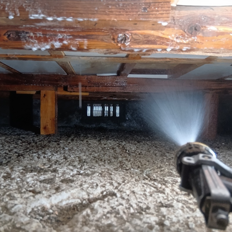 床下の木材に防蟻剤を散布