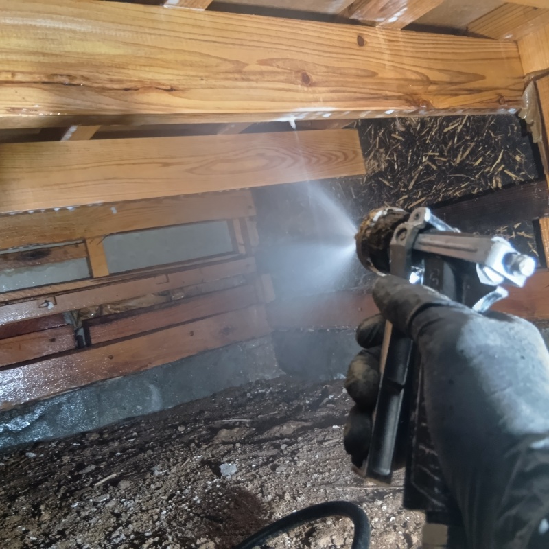 床下の木材に防蟻剤を散布