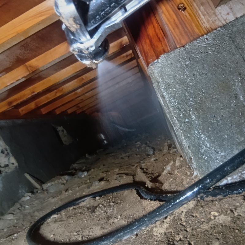 床下の地面に防蟻剤を散布