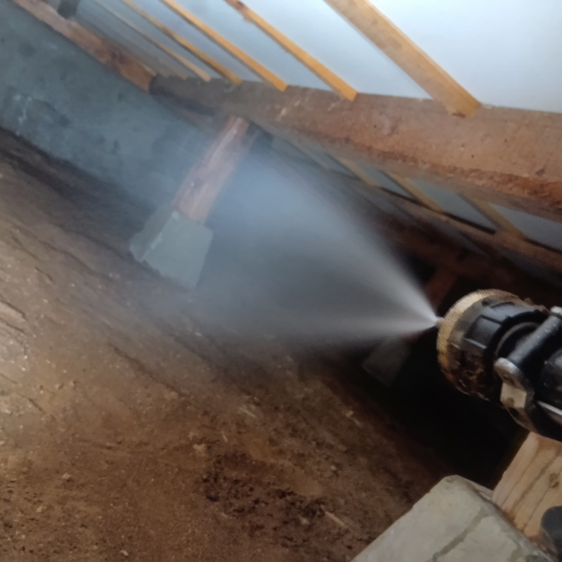 床下の地面に防蟻剤を散布