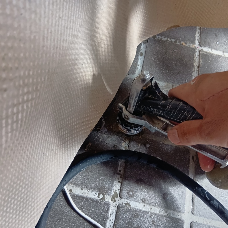 床に防蟻剤を注入