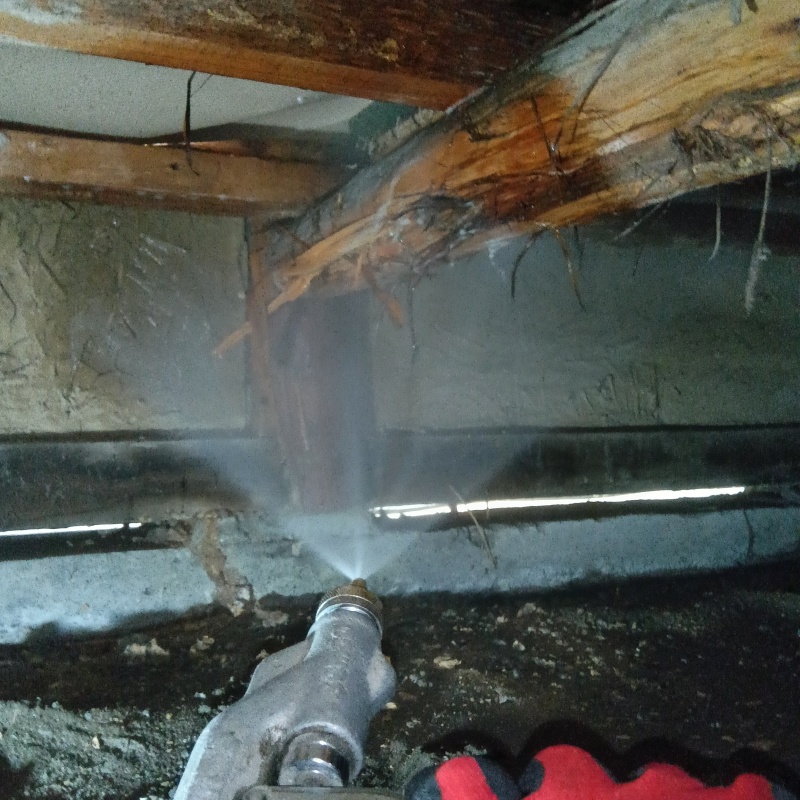 床下の木材にシロアリ駆除剤を散布