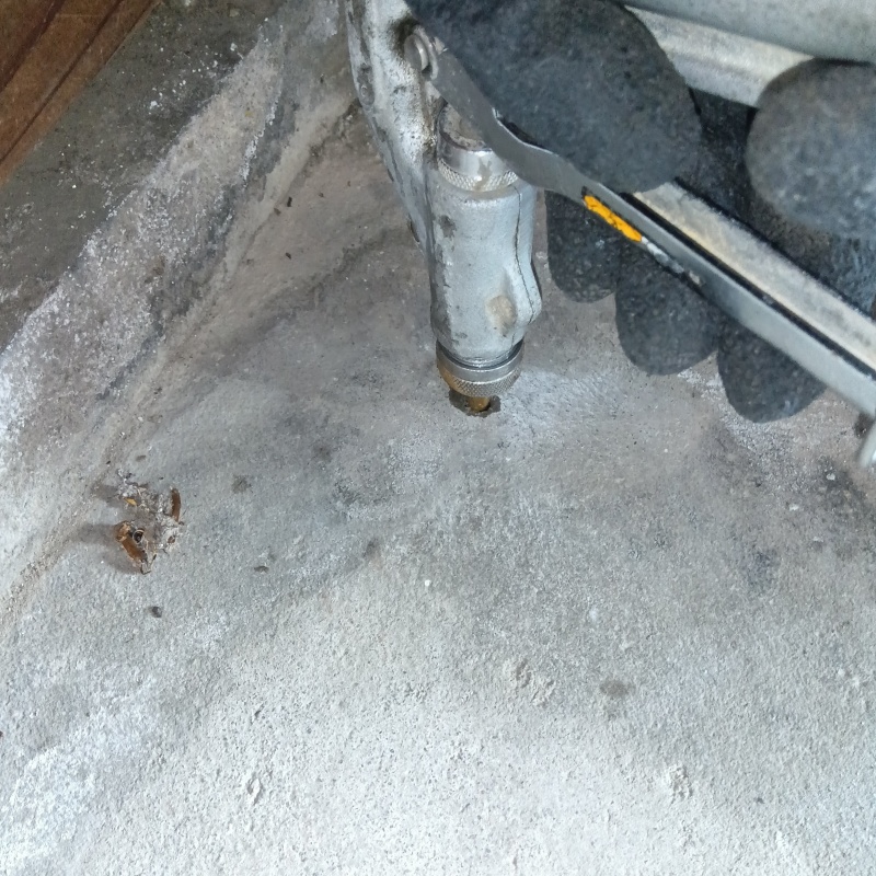 床にシロアリ駆除剤を注入