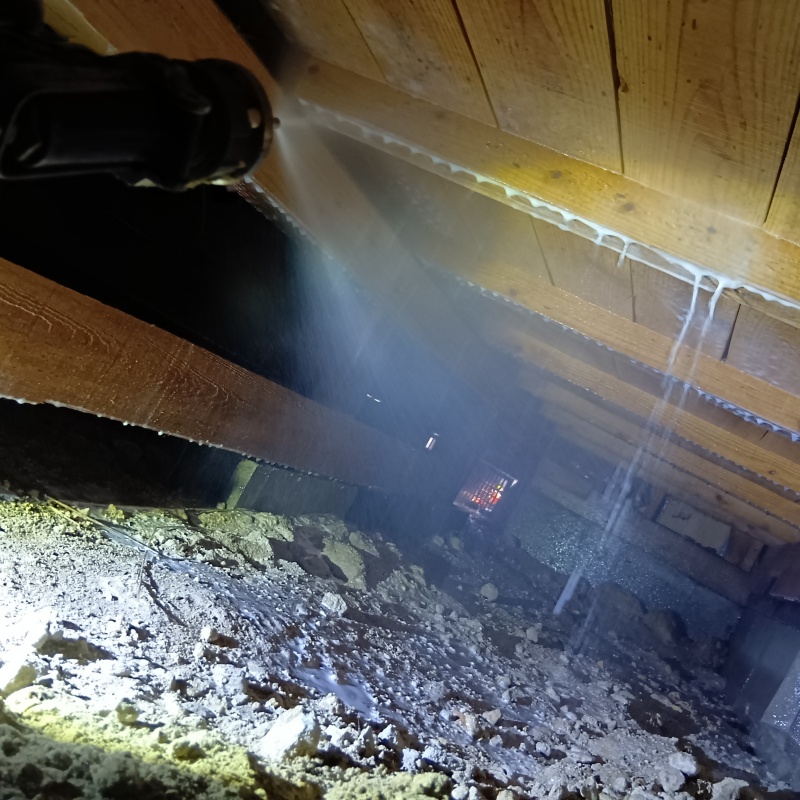床下木材にシロアリ駆除剤を散布