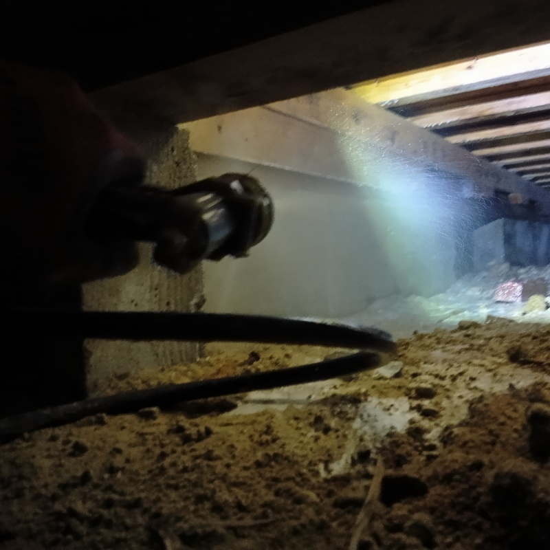 基礎にシロアリ駆除剤を吹き付ける様子