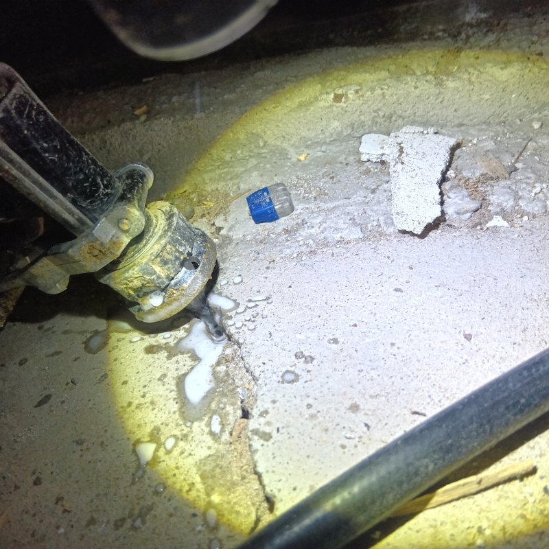 床下コンクリートの亀裂にシロアリ駆除剤を散布