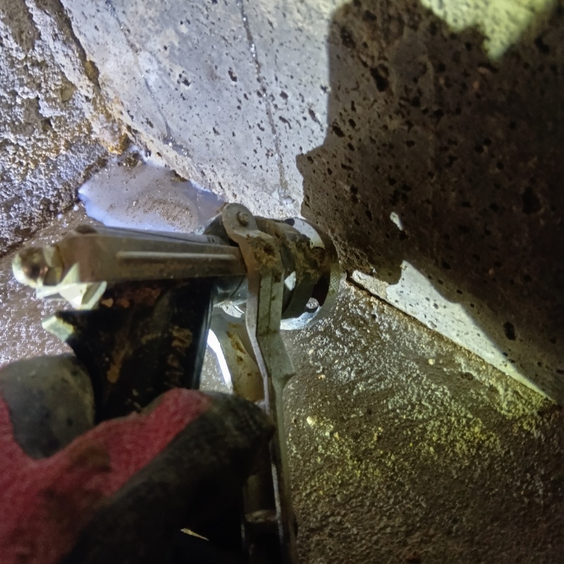 コンクリートに穴を開けてシロアリ駆除剤を注入