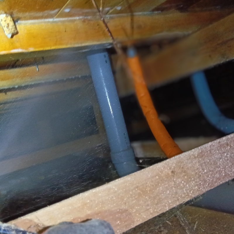 床下木材にシロアリ駆除剤を吹き付けている様子